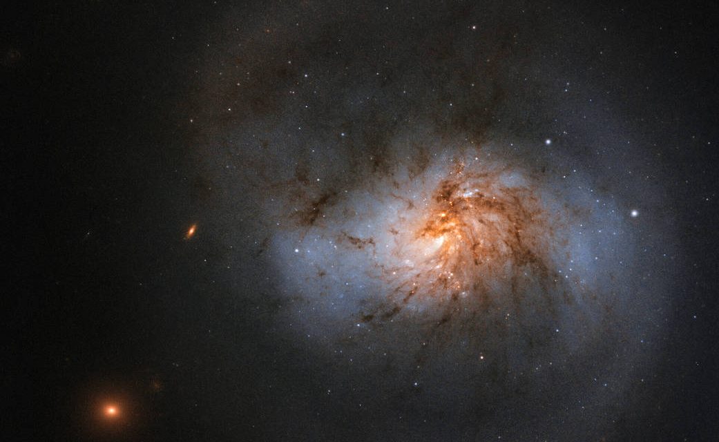 Hubble Sees Dusty Galaxy With Supermassive Center