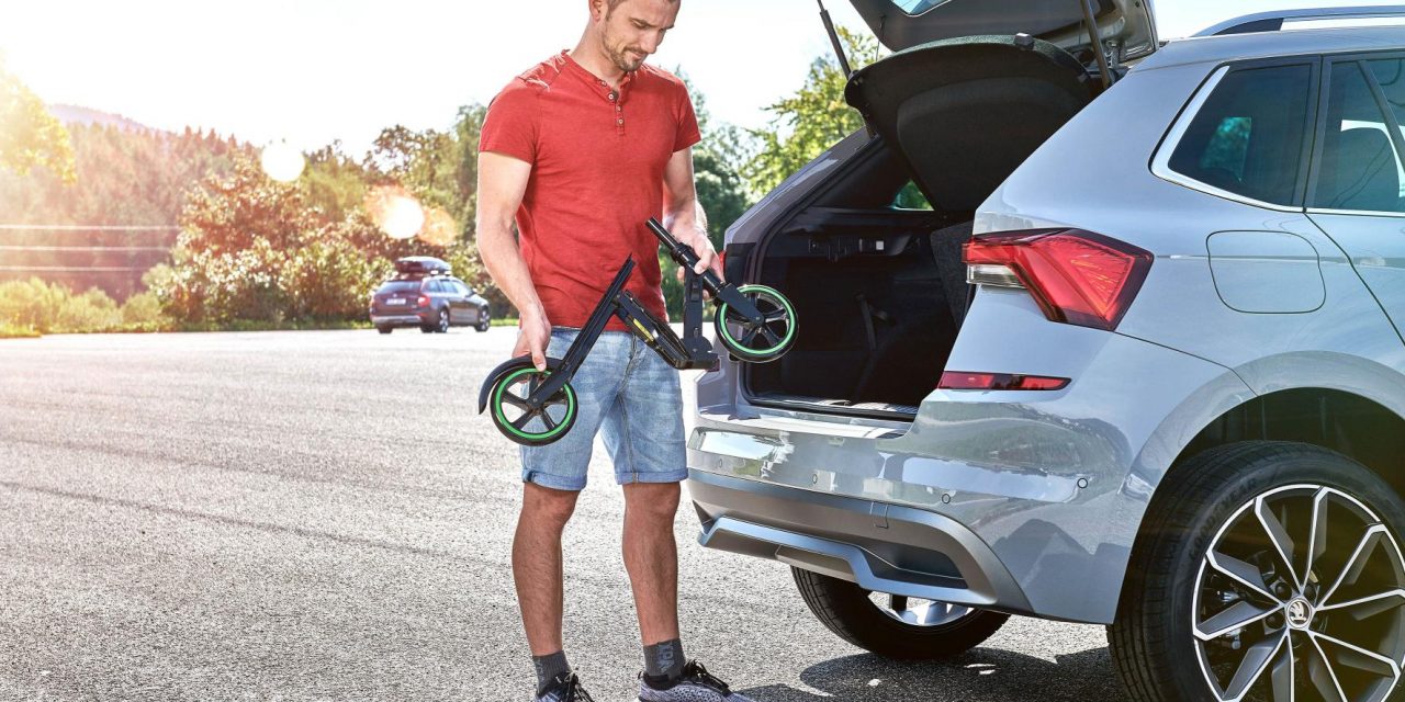 IT’S AN ABSOLUTE SCOOT – ŠKODA DEVELOPS CLEVER FOLDAWAY TWO-WHEELER FOR KAMIQ AND SCALA