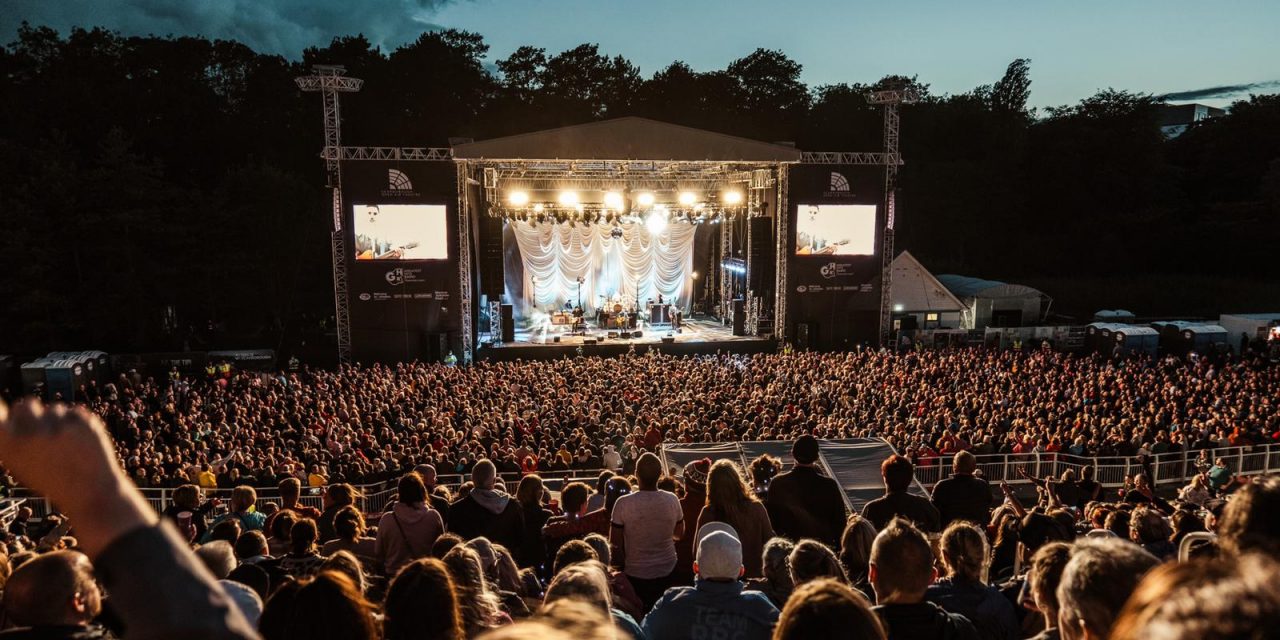 Stereophonics rock Scarborough – and make Yorkshire couple’s wedding day extra special