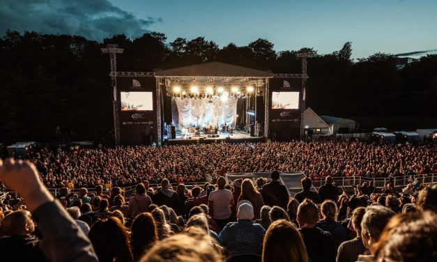 Stereophonics rock Scarborough – and make Yorkshire couple’s wedding day extra special