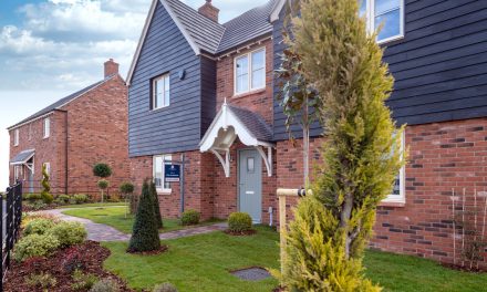 Housebuilder in Warwickshire helps plant thousands of trees and shrubs this year
