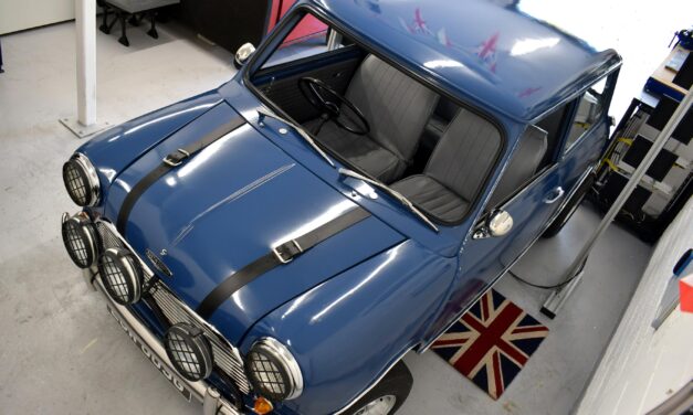 Car & Classic blows the virtual doors off: ‘Italian Job’ Mini Cooper S driving simulator goes under the Hammer