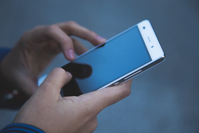How to Prevent Phone Snatchers Using Sticky Gloves