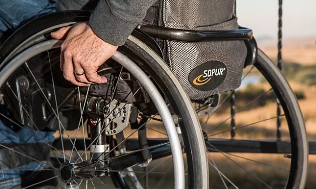 Mobility expert reveals five warning signs your elderly parent is hiding mobility struggles